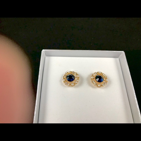 ✅🆕❤️Dark sapphire surrounded by crystal earrings - Picture 5 of 6